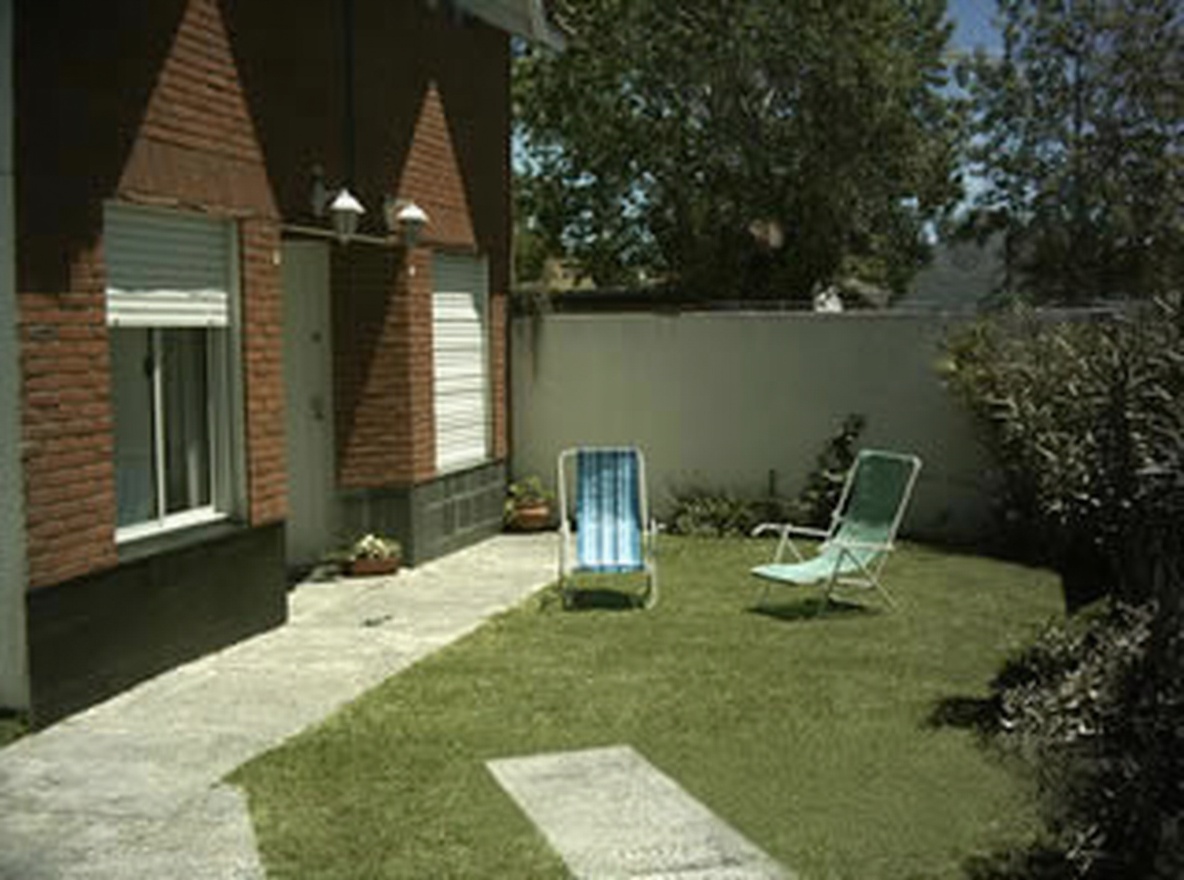 Dúplex con parque y parrilla a 300 metros del mar en Mar del Tuyú miniatura 9