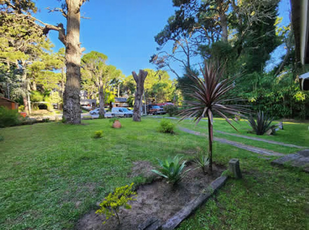 Dúplex con patio y parrilla a 400 metros del mar en Costa del Este miniatura 10