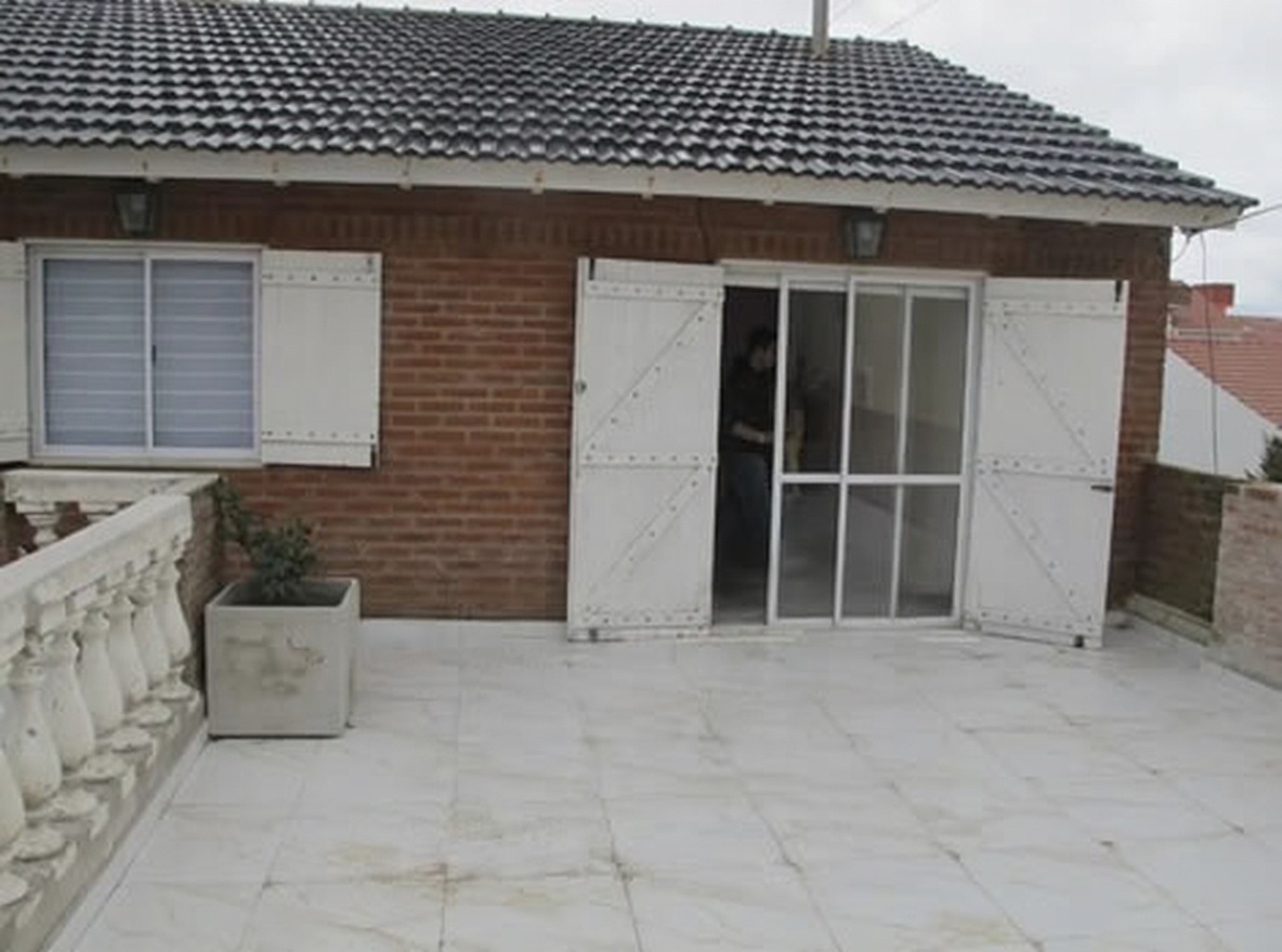 Dúplex con patio y parrilla frente al mar en Mar del Tuyú miniatura 10