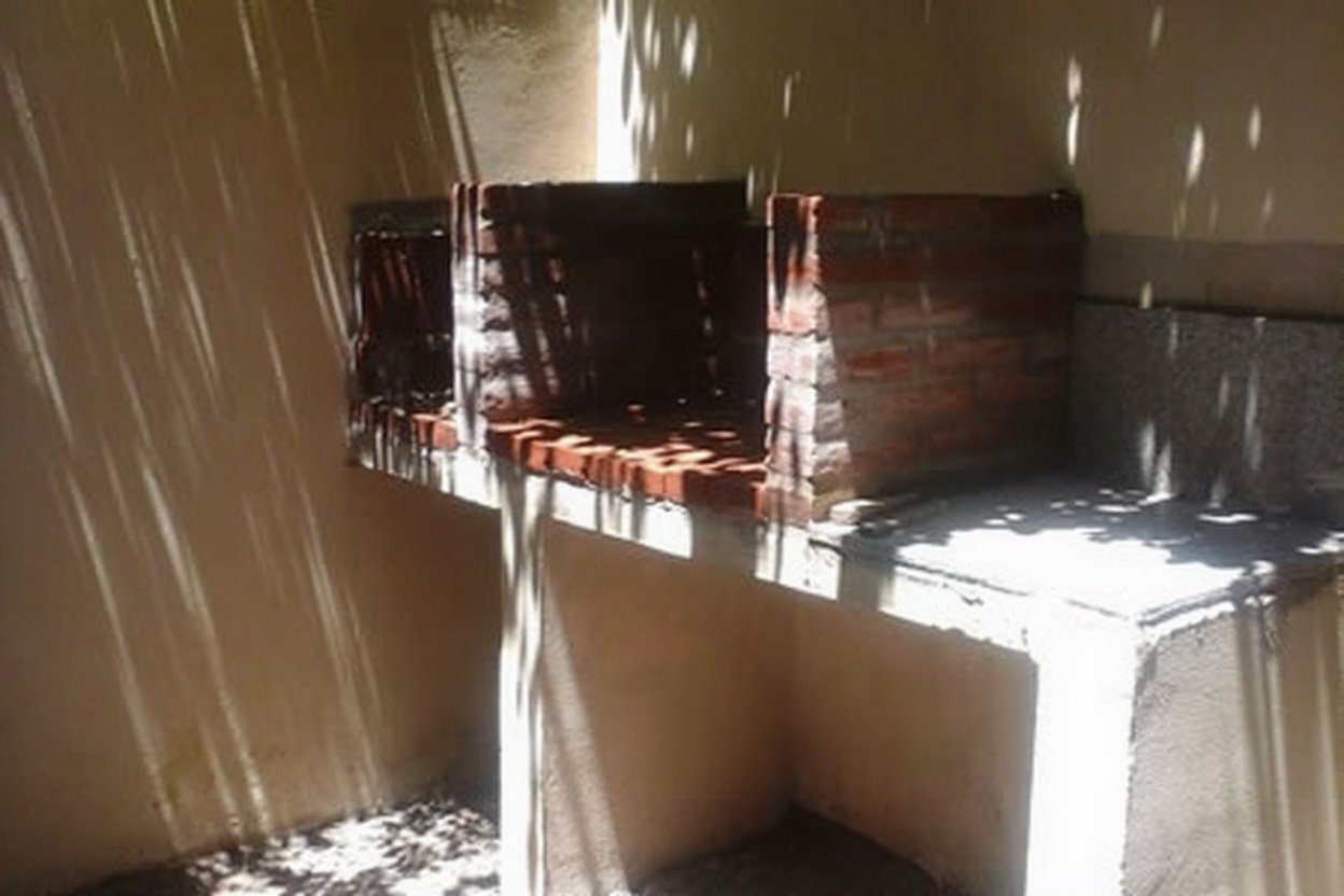 Dúplex con pileta y parrilla a 70 metros del mar en Mar del Tuyú miniatura 9