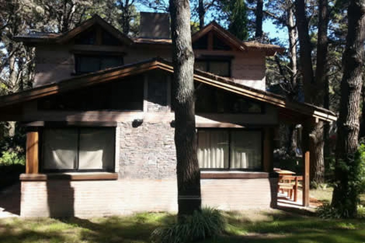 Cabañas con cochera a 150 metros del mar en Costa del Este miniatura 8