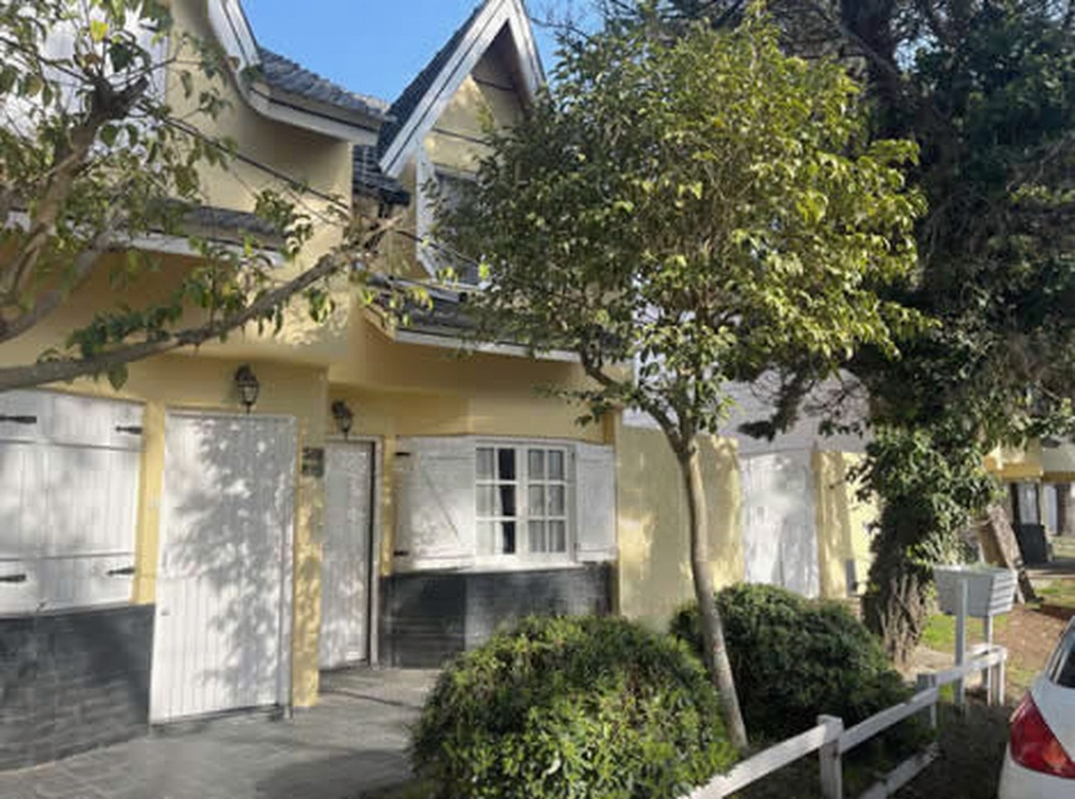 Triplex con 3 baños a metros de la playa en Costa Azul