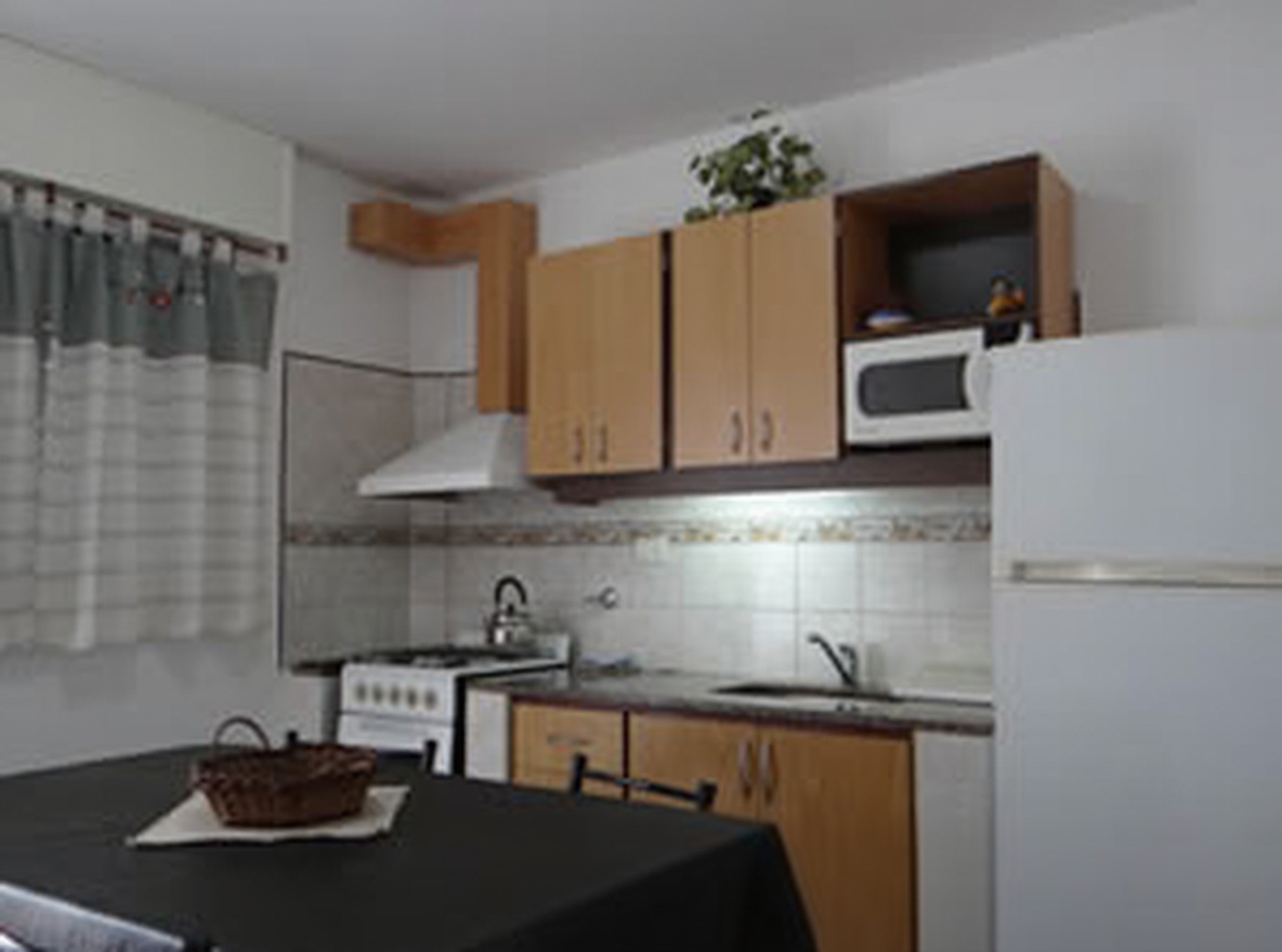 Tríplex con parque y parrilla a 180 metros del mar en San Clemente del Tuyú miniatura 3