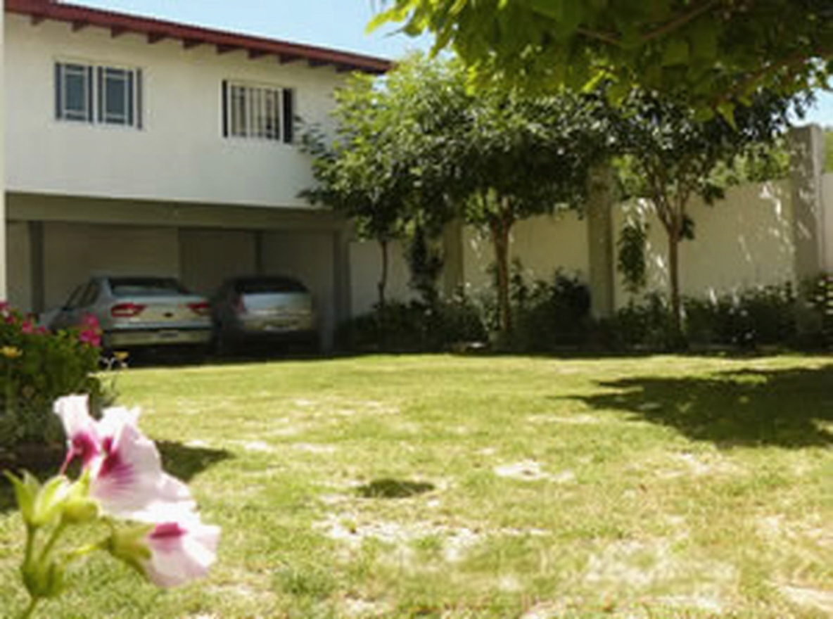 Tríplex con parque y parrilla a 180 metros del mar en San Clemente del Tuyú miniatura 11