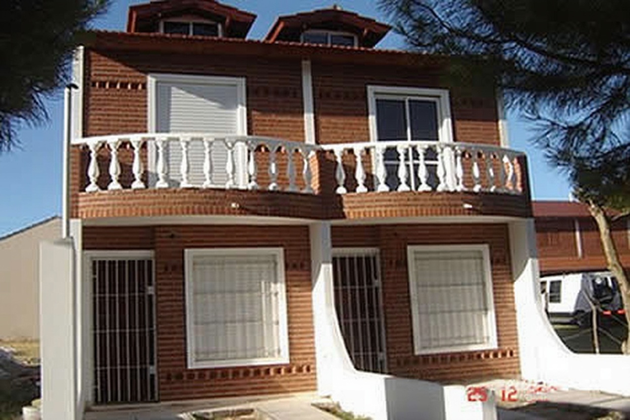 Tríplex con patio y parrilla a 2 cuadras del mar en Las Toninas foto 1