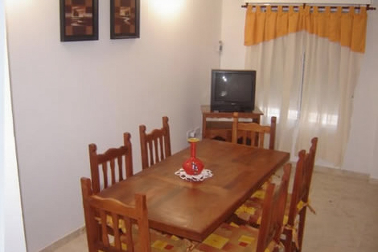 Tríplex con patio y parrilla a 2 cuadras del mar en Las Toninas miniatura 3