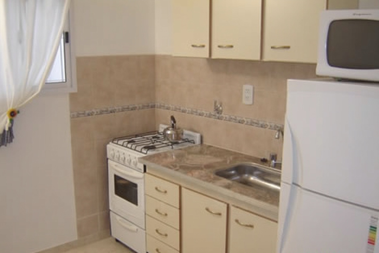 Tríplex con patio y parrilla a 2 cuadras del mar en Las Toninas miniatura 4