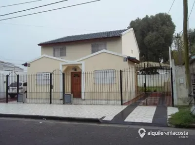Tríplex con cochera y parrilla en Santa Teresita