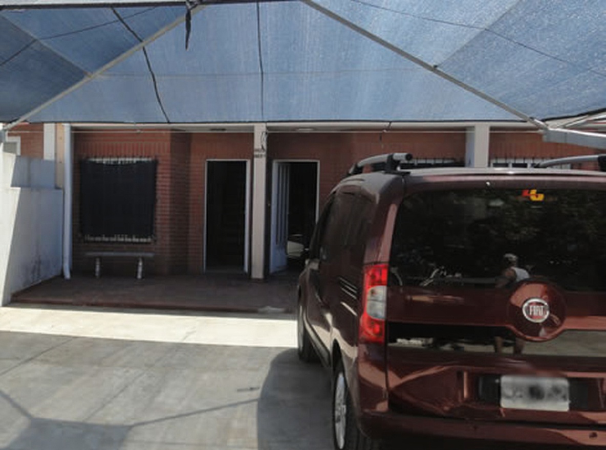 Tríplex con parque y parrilla a 200 metros del mar en Mar del Tuyú miniatura 4