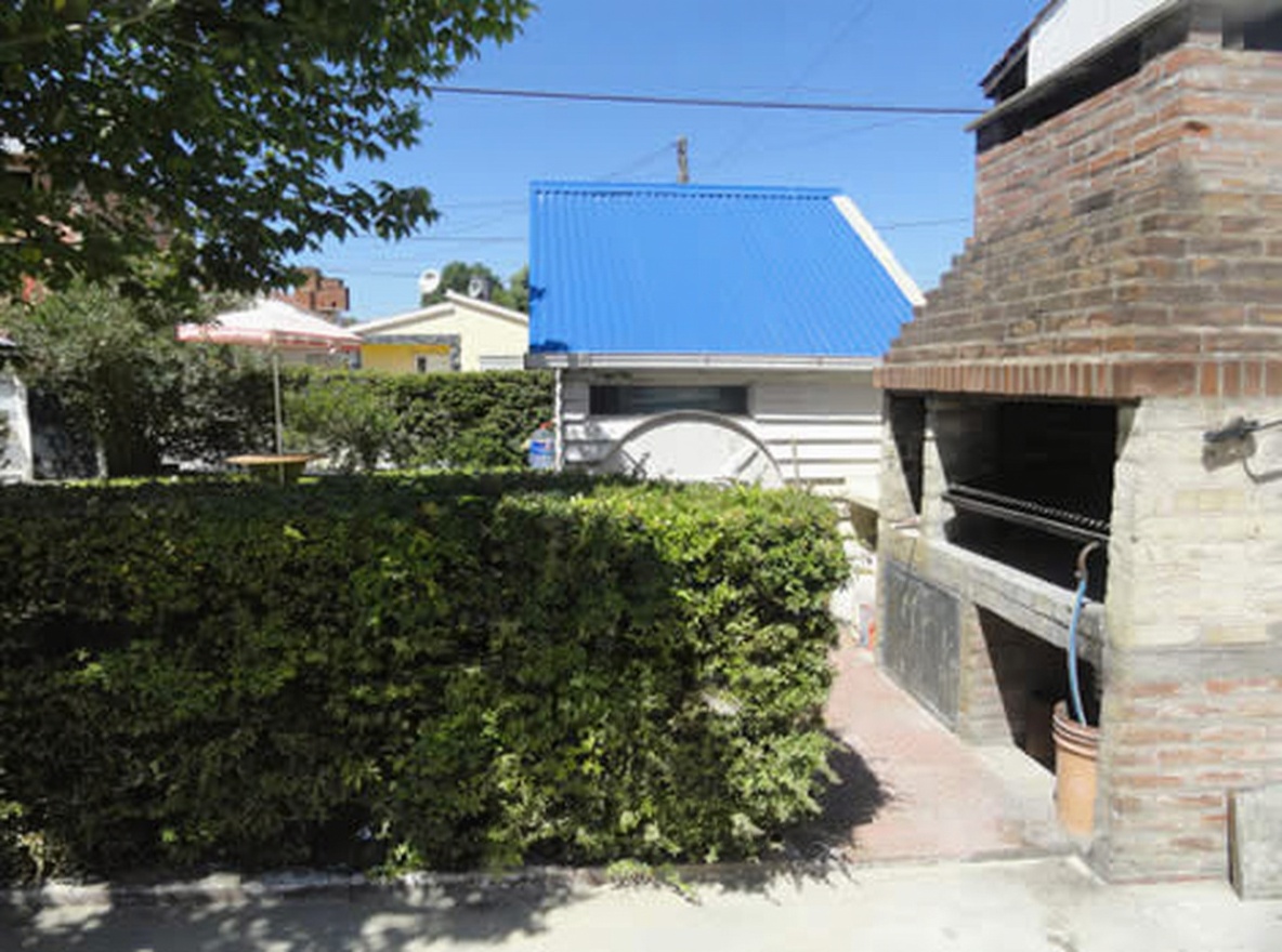 Tríplex con parque y parrilla a 200 metros del mar en Mar del Tuyú miniatura 11