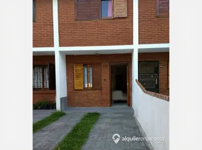 Triplex en Costa Azul con 2 baños y cocina comedor