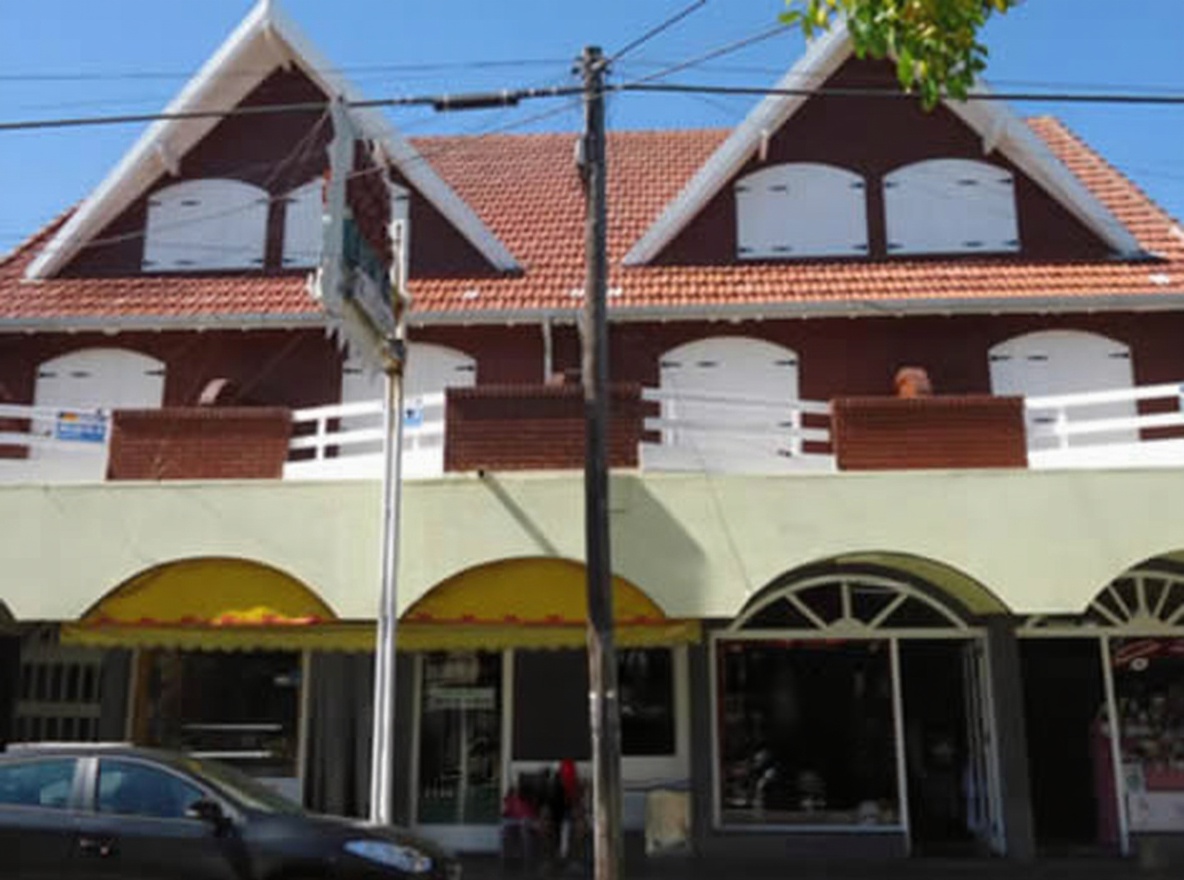 Tríplex con patio y parrilla a 100 metros del mar en Lucila del Mar