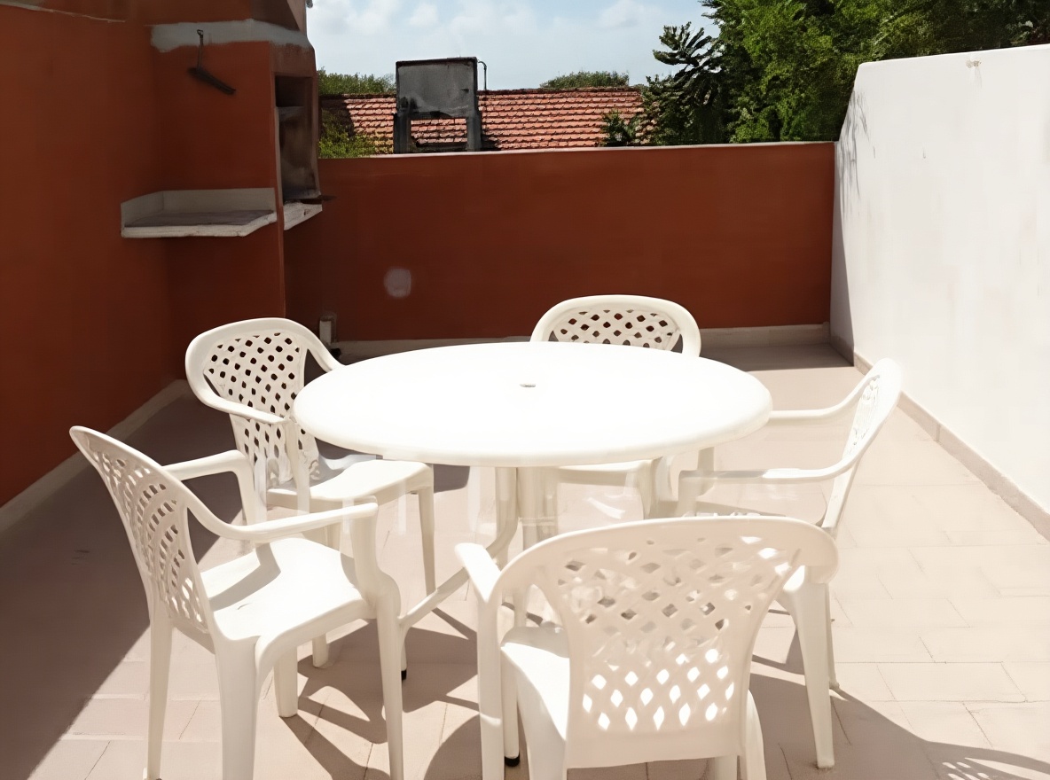 Tríplex con patio y parrilla a 100 metros del mar en Lucila del Mar miniatura 5