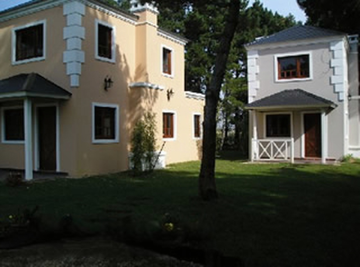 Cabañas con patio y parrilla a 700 metros del mar en Costa del Este miniatura 2