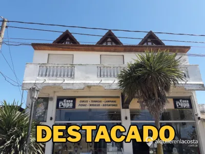 Dúplex en planta alta sobre Av. Acapulco, ideal para 4 personas
