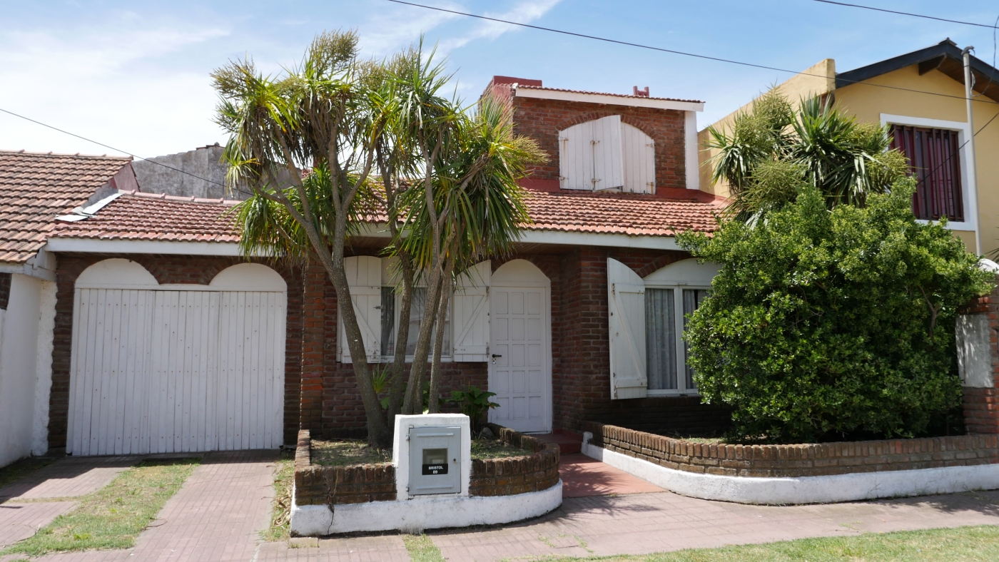 Chalet en zona centro a media cuadra del mar en Santa Clara miniatura 2
