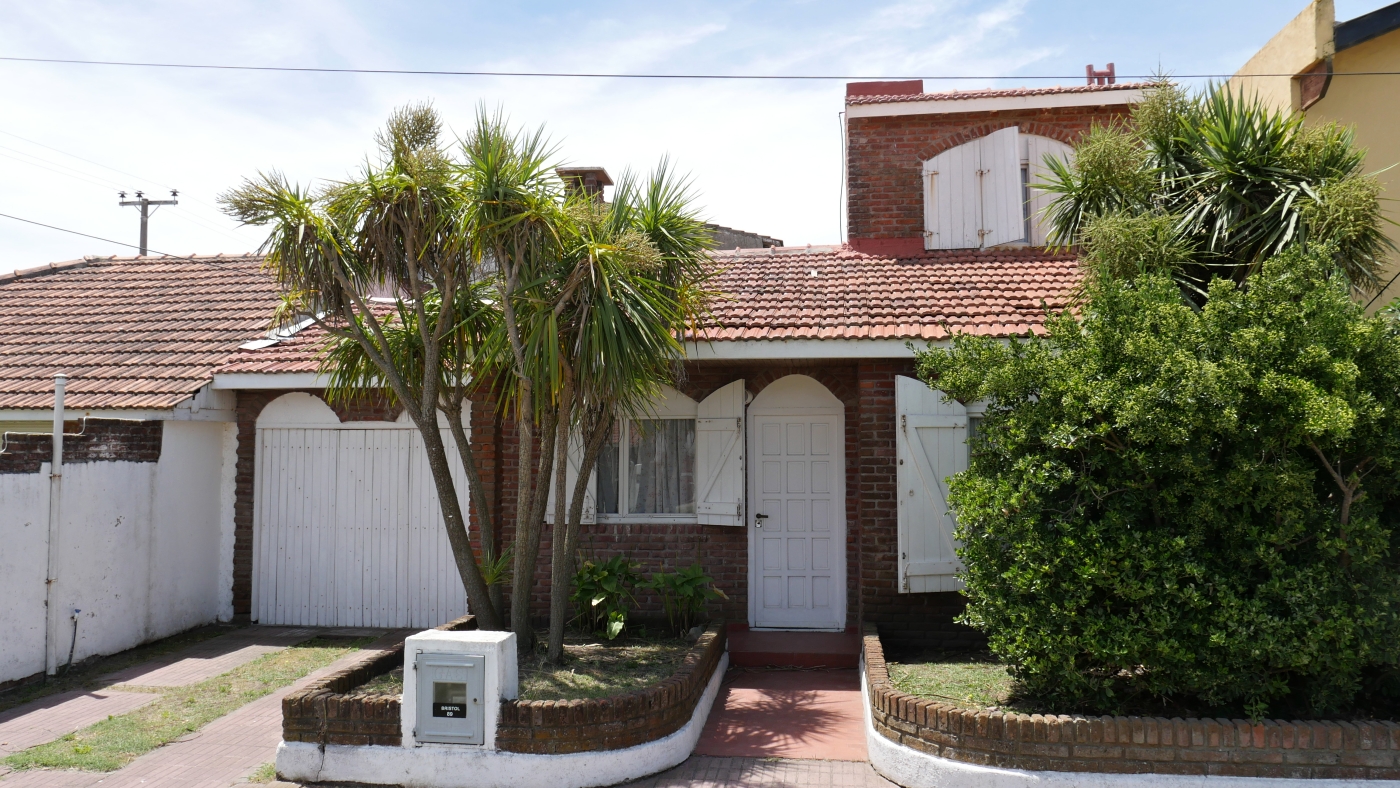 Chalet en zona centro a media cuadra del mar en Santa Clara miniatura 3