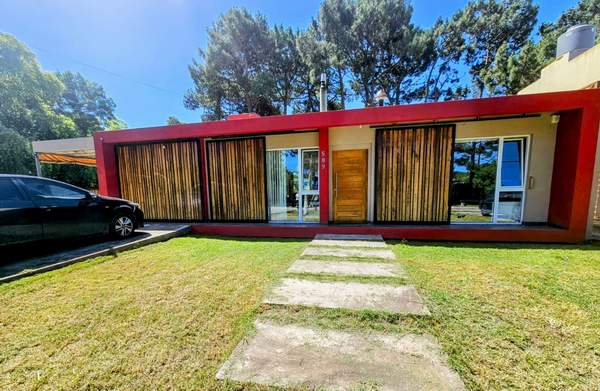 Casa de 3 dormitorios con aire acondicionado, parrilla y cochera en La Caleta