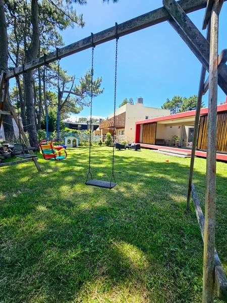 Casa de 3 dormitorios con aire acondicionado, parrilla y cochera en La Caleta miniatura 3
