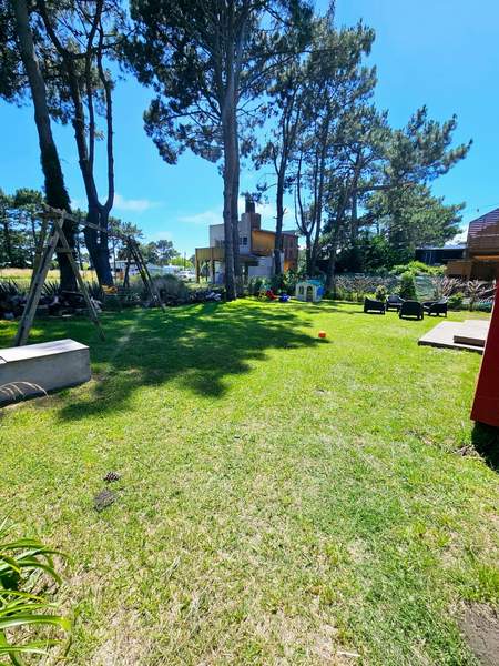 Casa de 3 dormitorios con aire acondicionado, parrilla y cochera en La Caleta miniatura 5