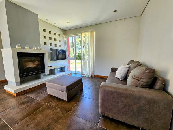 Casa de 3 dormitorios con aire acondicionado, parrilla y cochera en La Caleta miniatura 8