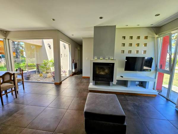 Casa de 3 dormitorios con aire acondicionado, parrilla y cochera en La Caleta miniatura 9