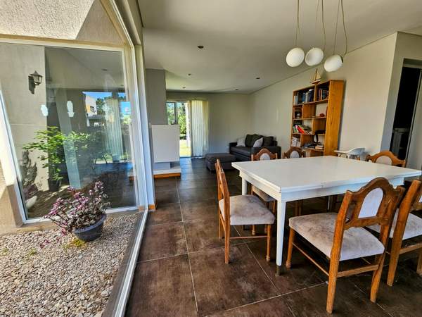 Casa de 3 dormitorios con aire acondicionado, parrilla y cochera en La Caleta miniatura 10