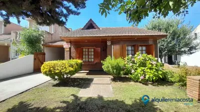 Chalet amplio para 6 personas a 3 cuadras del mar en Santa Clara