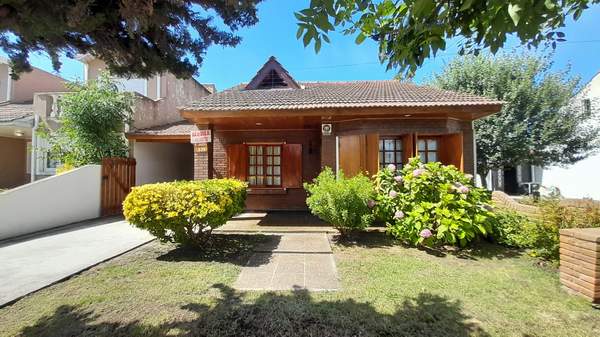 Chalet amplio para 6 personas a 3 cuadras del mar en Santa Clara