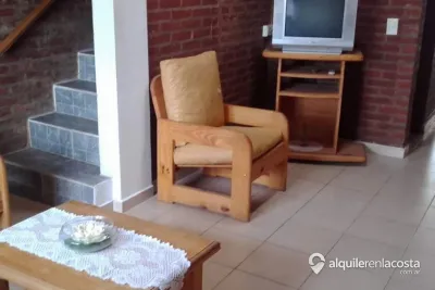 Dúplex a pasos del mar para 6 personas con parque y parrilla foto 3