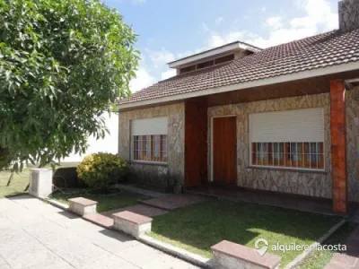 Chalet a 130 metros de la playa con parque y parrilla