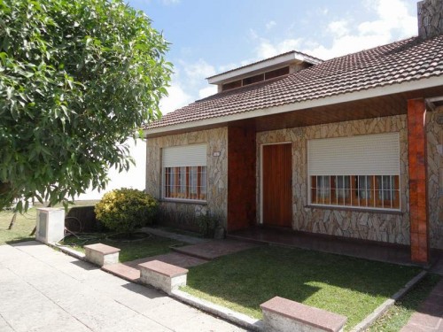 Chalet a 130 metros de la playa con parque y parrilla