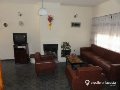 Chalet a 130 metros de la playa con parque y parrilla foto 2
