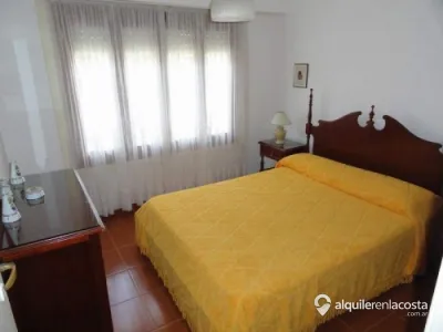 Chalet a 130 metros de la playa con parque y parrilla foto 4