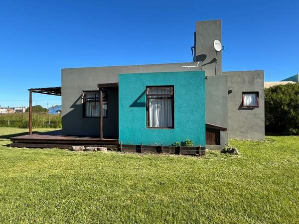 Cabaña para 3 huéspedes en Camet Norte, cómoda y equipada miniatura 2