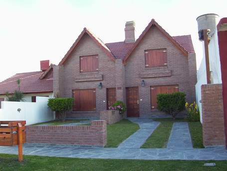 Dúplex de 2 plantas a 70 metros del mar con parque y parrilla