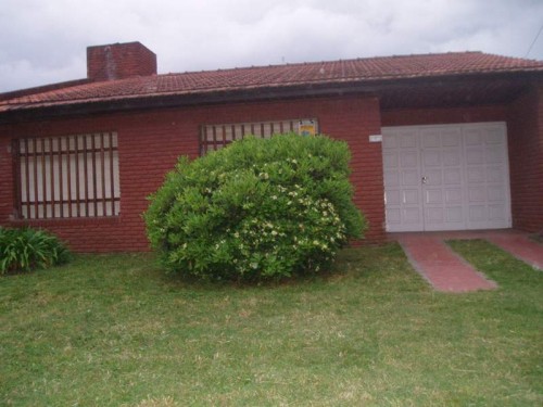 Chalet a 50 metros del mar con garage y parrilla