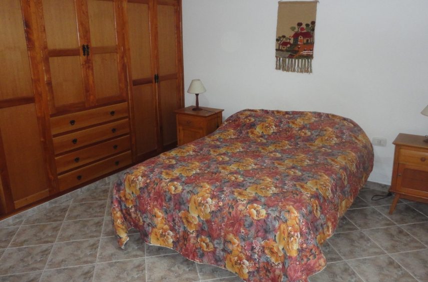 Casa amplia para dos familias con galería y parrilla en Santa Clara del Mar miniatura 2