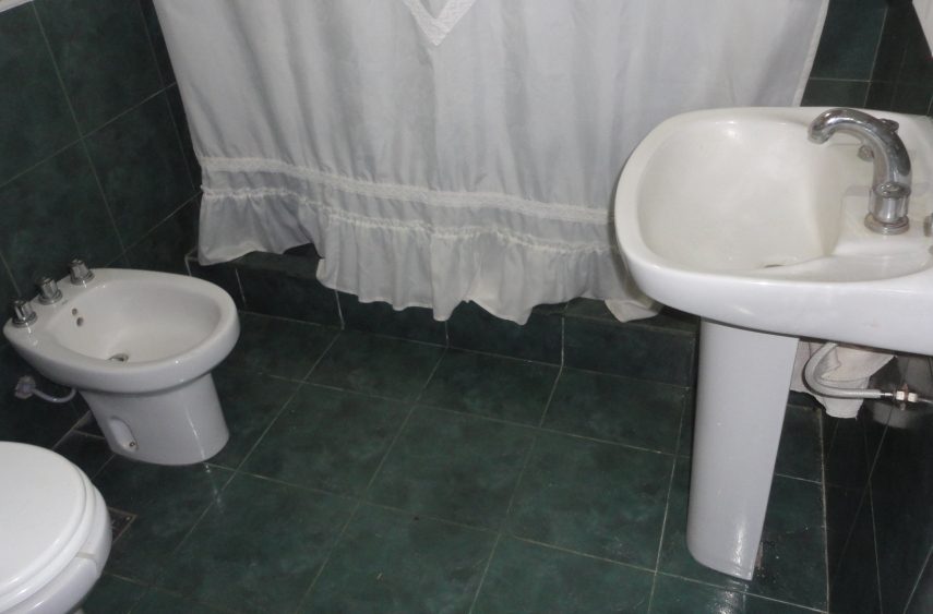 Casa amplia para dos familias con galería y parrilla en Santa Clara del Mar miniatura 3