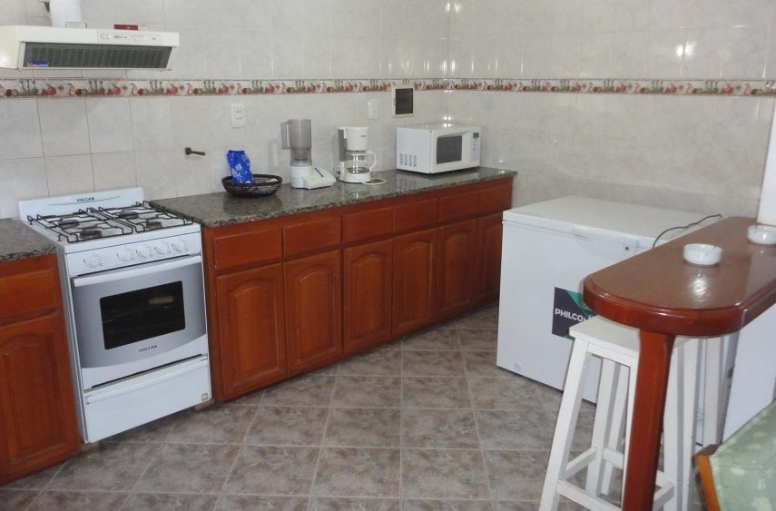 Casa amplia para dos familias con galería y parrilla en Santa Clara del Mar miniatura 4