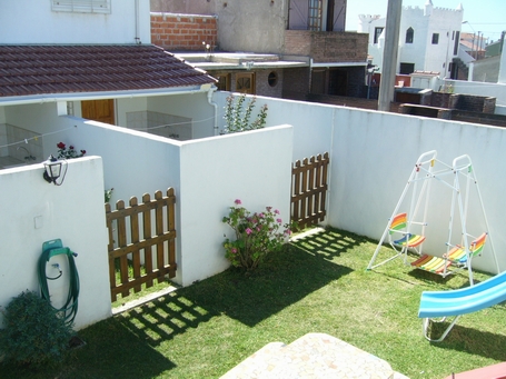 Dúplex con patio y juegos para chicos a 1 cuadra del mar en Santa Clara miniatura 9