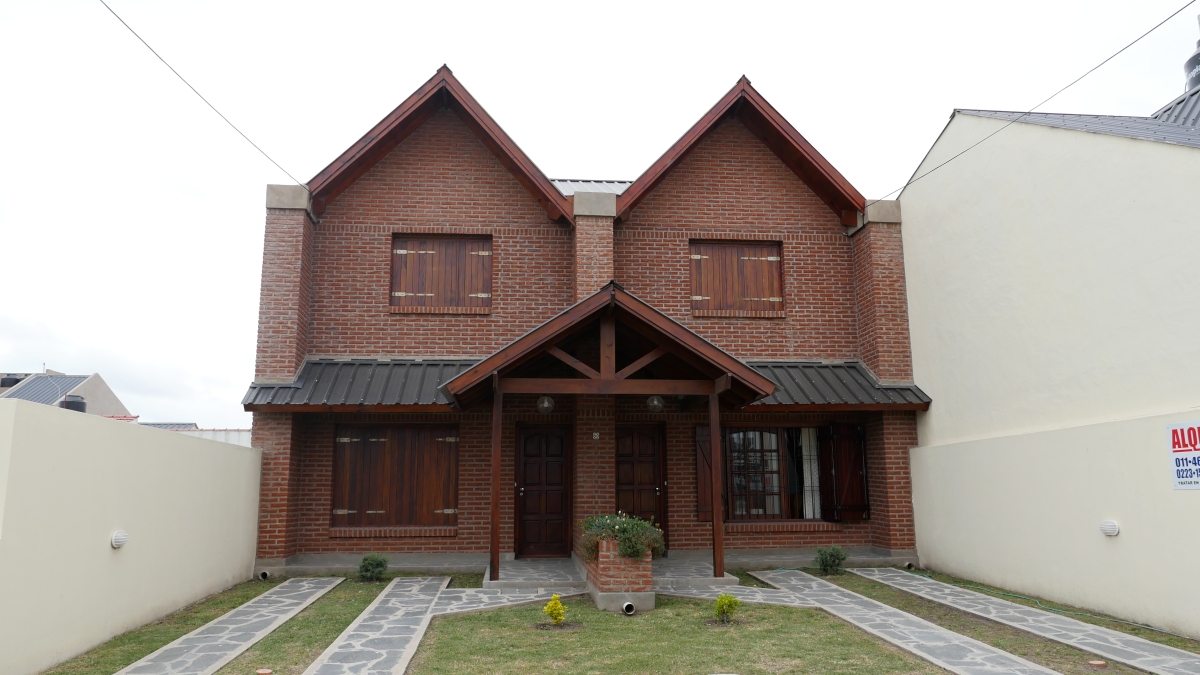 Dúplex de 2 plantas con parque, parrilla y entrada para auto en Santa Clara foto 1