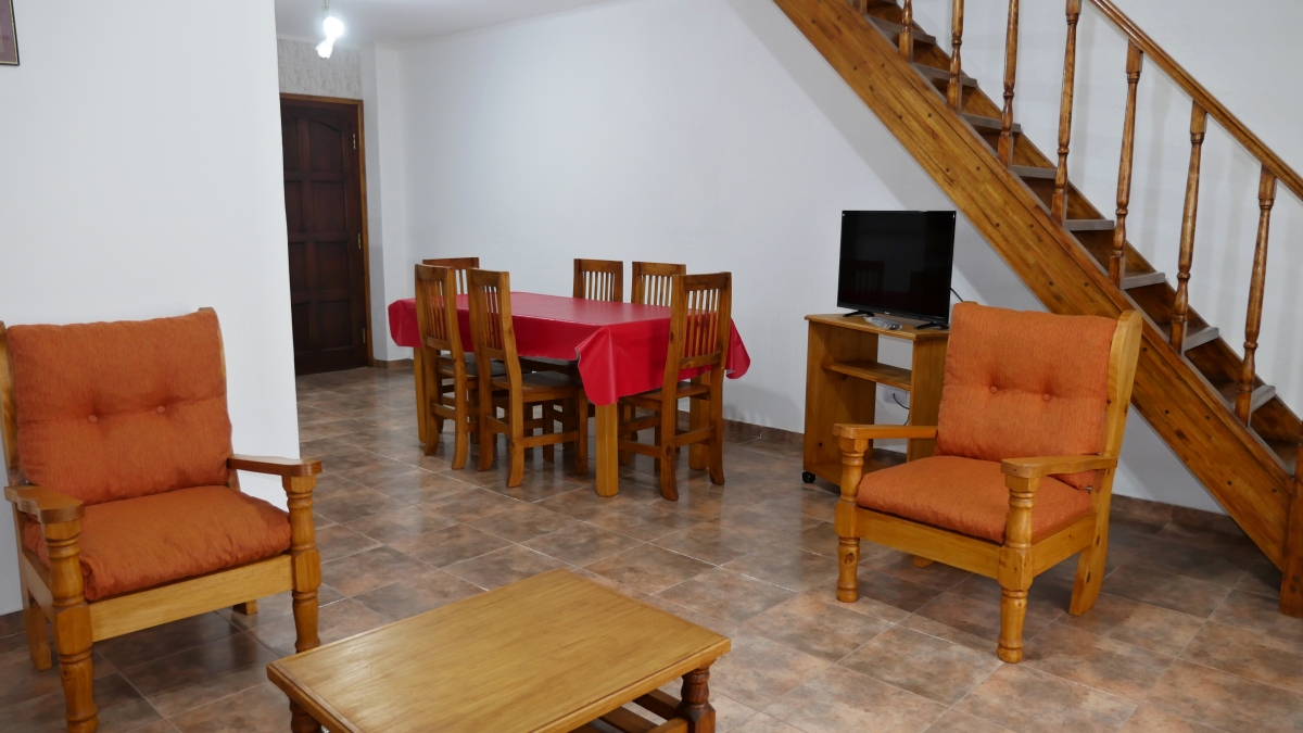 Dúplex de 2 plantas con parque, parrilla y entrada para auto en Santa Clara miniatura 3