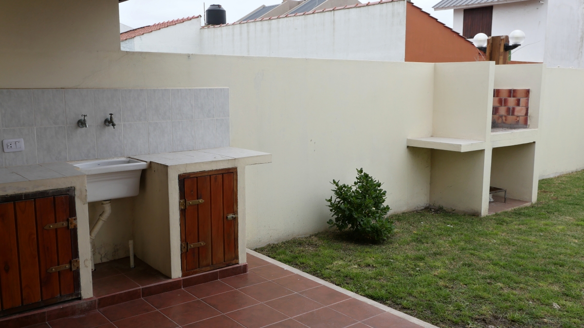 Dúplex de 2 plantas con parque, parrilla y entrada para auto en Santa Clara miniatura 4