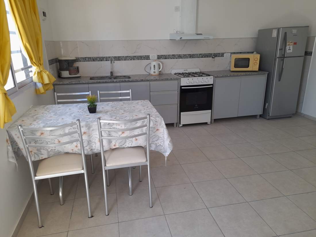 Departamento al fondo para 4 personas a 1,5 cuadras del mar miniatura 4