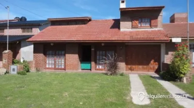 Chalet con parque, parrilla y garage en Santa Clara del Mar