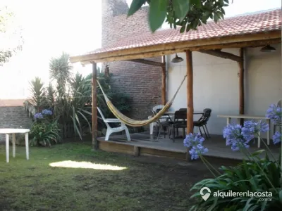 Casa con fondo arbolado, rejas y alarma en Santa Clara del Mar
