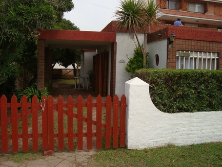 Casa con fondo arbolado, rejas y alarma en Santa Clara del Mar miniatura 2