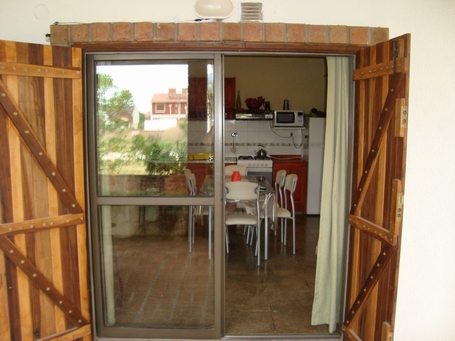 Casa con fondo arbolado, rejas y alarma en Santa Clara del Mar miniatura 3