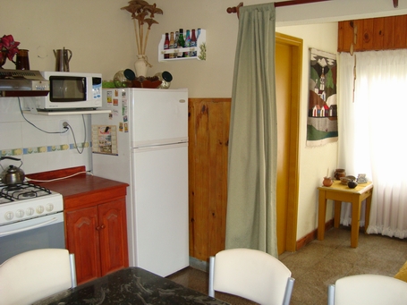 Casa con fondo arbolado, rejas y alarma en Santa Clara del Mar miniatura 4